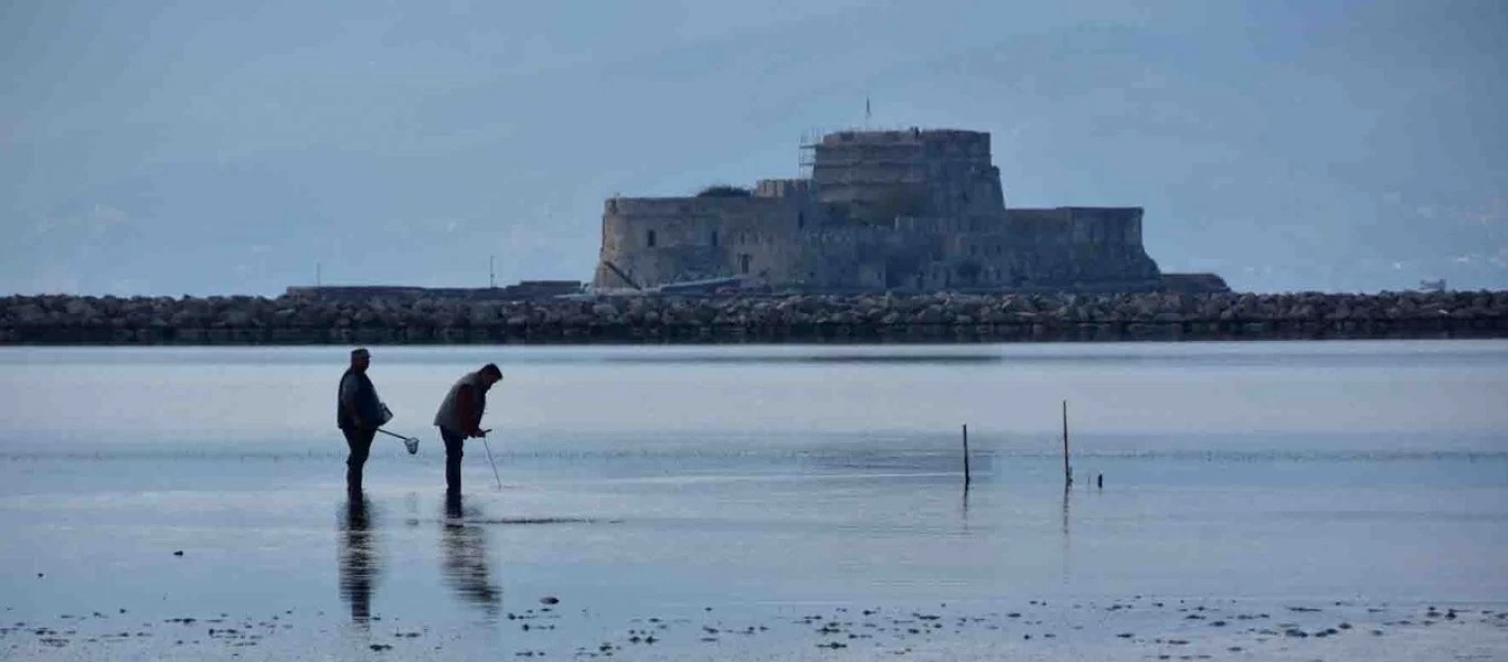 Ναύπλιο: Το φαινόμενο της άμπωτης που κερδίζει το ενδιαφέρον (βίντεο)